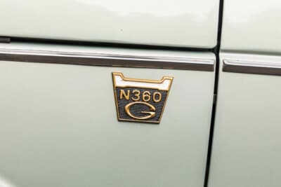 ホンダ N360 TG：サイドに輝く「N360 G」のゴールドのグレードエンブレム