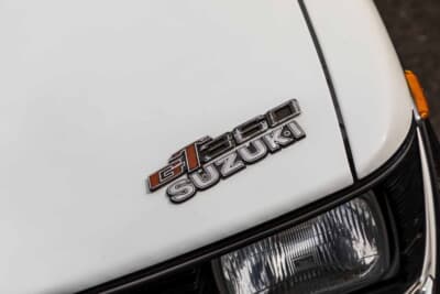スズキ フロンテクーペ GX：ボンネット左前に配された「GT360 SUZUKI」のエンブレム