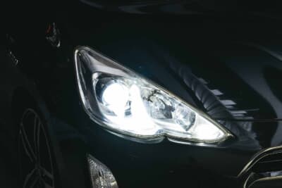 ヴァレンティ:ジュエルLEDヘッド&フォグバルブECEを装着した状態。鋭い白色光が前方を照らし、明るさも確保するからナイトドライブの安全性もしっかり!