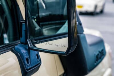 トヨタ ランドクルーザー 70:ドアミラーの鏡面に、海外仕様車によく見られる「ミラーに映る像の大きさや距離は実際とは異なります」という内容のアラビア語の警告文が刻まれている