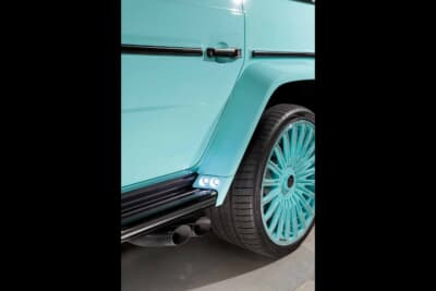 メルセデスAMG G63：ドアからフェンダーまで継ぎ目なく同色化し、サイドステップ下にはマフラーエンドがのぞく
