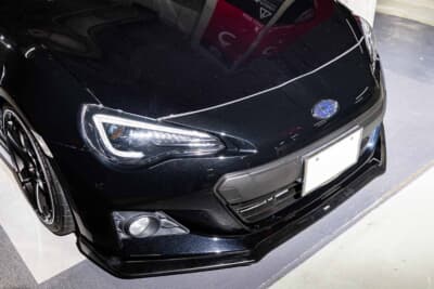 スバル BRZ:STIのエアロパーツと、フロントを引き締めるヘッドライトのドレスアップが見どころだ