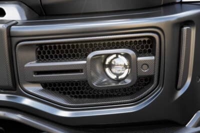 メルセデスAMG G63：ハニカムメッシュの奥に増設されたフォグランプと、カーボンの織り目が映えるバンパー造形