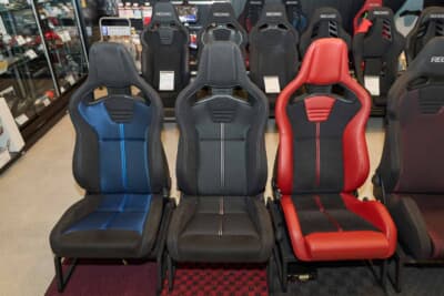 社外シートの選び方：同じデザインでもレザーやモケット、アルカンターラなど多数さまざまにラインアップ。自分のフィット感と予算、カラーリングから選びたい