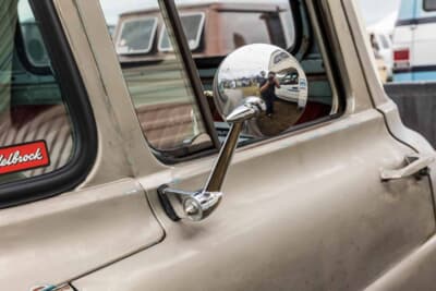 フォード F-100:エーデルブロックのステッカーが貼られたキャビン横と丸型サイドミラー