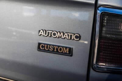 ホンダ ライフ CUSTOM:シルバーメタリックのボディに輝くAUTOMATICとCUSTOMのリアエンブレム