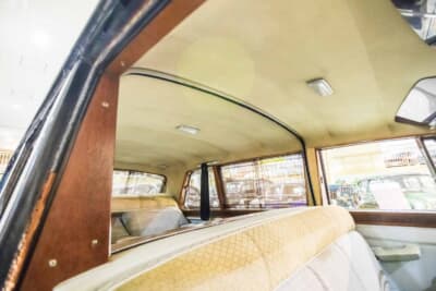 紅旗 CA770:上質なヘッドライニングとウッドのピラーで仕立てた天井まわり。要人を迎える車内の落ち着いた佇まいだ
