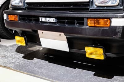 トヨタ スプリンタートレノ：前期型ルックの象徴であるイエローフォグと、TRUENOロゴ入りのフロントバンパー