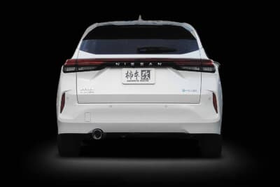 日産 オーラ：通常グレード（1.2L NA ハイブリッド）は左側1本出し。装着マフラーはクラスKRだ