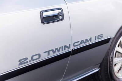 トヨタ コロナクーペ 2.0GT-R:ボディ側面の「2.0 TWINCAM 16」ステッカー。多くの部分を補修した際、プロの手によって忠実に再現されたものだ