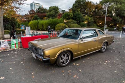 トヨタ クラウンハードトップ:わずかに車高を落としたゴールドの2ドアハードトップ。リアフェンダーの張り出したラインがアメリカ的な雰囲気を醸し出す