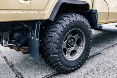 トヨタ ランドクルーザー 70:国内仕様とは異なりドラムブレーキを採用したリアの足回り