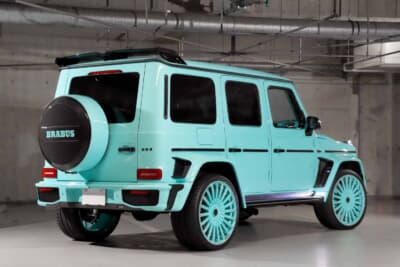 メルセデスAMG G63：背面に立つカーボン製スペアタイヤカバーやルーフスポイラーのブラックが、ボディのブルーを引き立てる