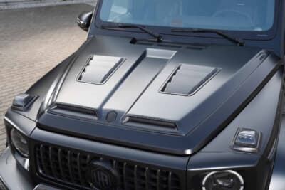 メルセデスAMG G63：ふたつのエアダクトとアーバンのバッジを配し、ドライカーボンで仕上げたボンネット