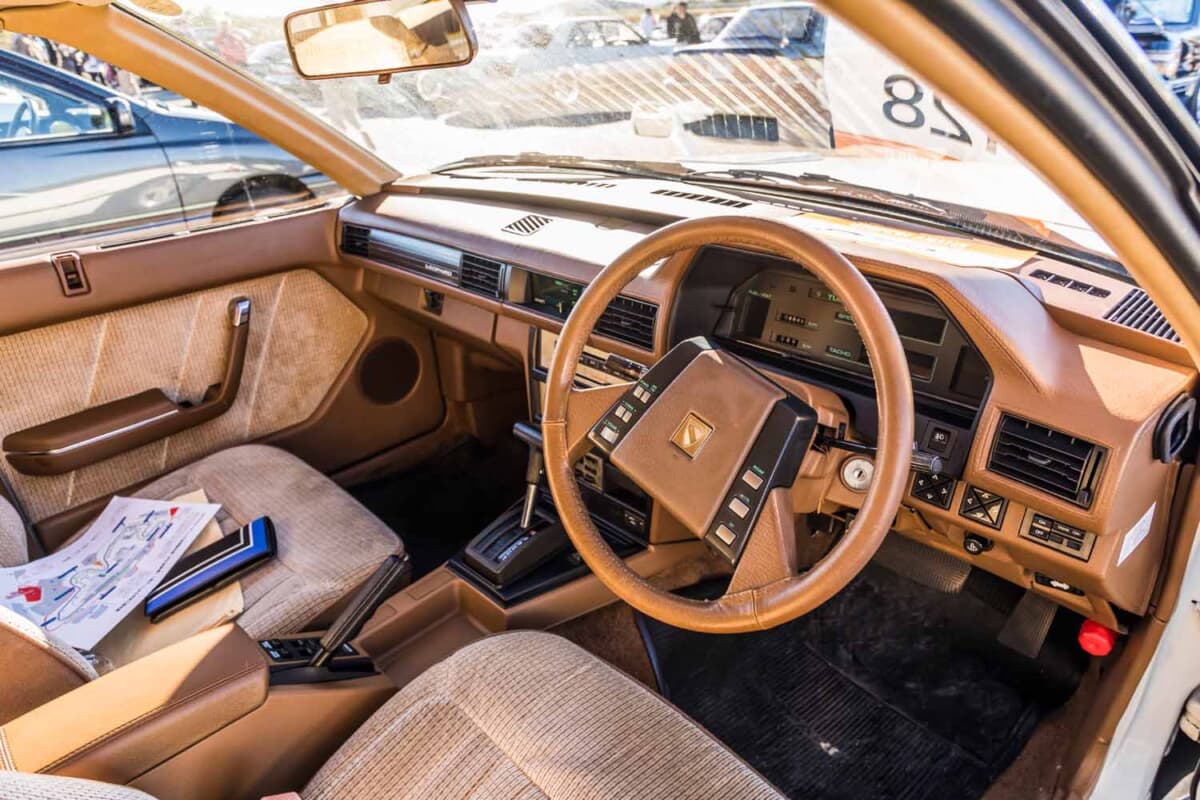 日産 レパード：運転席まわりのインテリア。レパード固有のステアリングスイッチや時代を感じさせるダッシュボード周辺の意匠が、新車同然の状態で保たれている
