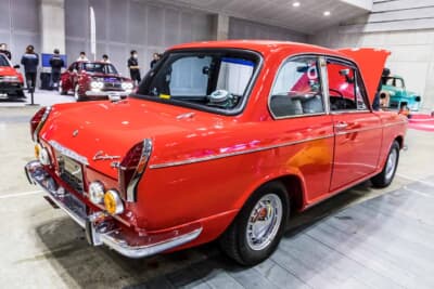 ダイハツ コンパーノ1000GT：丸みを帯びたコンパクトな2ドアセダンを後方から望む。半世紀を越えて深紅のボディが艶やかに輝く