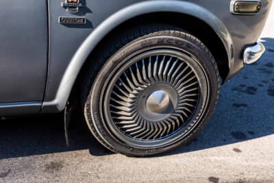 ホンダ ライフ CUSTOM:マルチピッチのヘッド40ホイールとスピンナー付きセンターキャップを履いたフロントタイヤまわり
