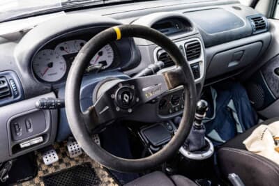 ルノー クリオV6：サベルト製のディープコーンステアリングや6速MTのシフトノブが奢られ、レーシーな雰囲気が漂う運転席まわり