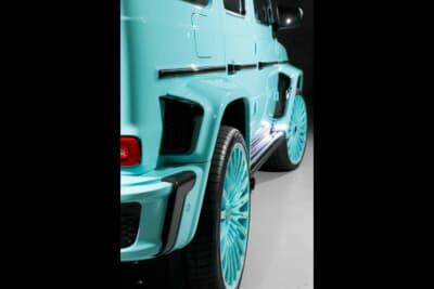 メルセデスAMG G63：張り出したワイドフェンダーのエアアウトレットやバンパーのカーボンが、リアに迫力と陰影を与える