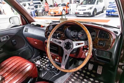 ダイハツ ミラジーノ：運転席まわり。ステアリングやシビックタイプR風のシフトノブなど、握る部分にもこだわりが詰まっている