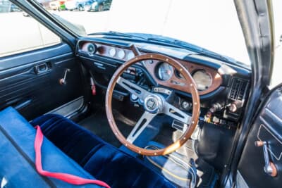 ホンダ ライフ CUSTOM:青いビロードのシートと木目ステアリングが映える明るい室内