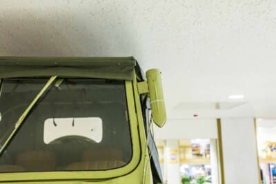 日本内燃機 九五式小型乗用車：幌の脇に立つ砲弾型のミラー。実用一辺倒の意匠が、戦地を走った軍用車であることを静かに語る