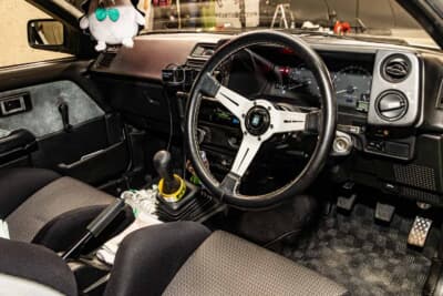 トヨタ スプリンタートレノ：ナルディのステアリングは着脱式に加工。シフトノブ周りまで使い込まれた走りの空間