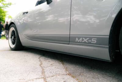 マツダ NDロードスター：ドアサイドにはMX-5のストライプデカールを貼り付けて個性を演出している