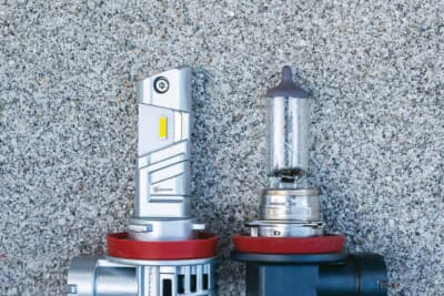 ヴァレンティ:右のハロゲンのフィラメントと同じ位置にヴァレンティ製のLEDチップが配置されるために、発光点の最適化を実現する