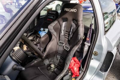 ルノー クリオV6：ホールド性を高めるレカロ製フルバケットシートと、4点式シートベルトが装着された硬派なインテリア