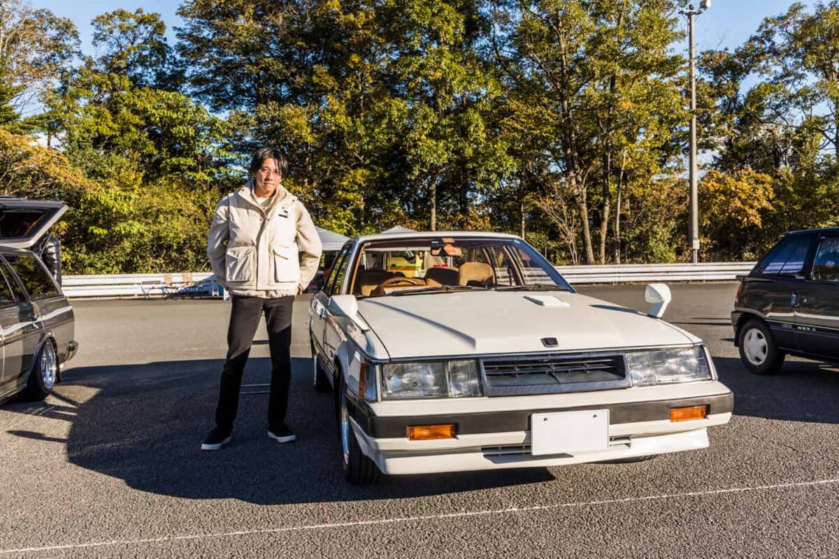 日産 レパード：愛車の傍らに立つオーナーの増永さん。子どものころの父の愛車への憧れを叶えた一台とともに、誇らしげな表情を見せる