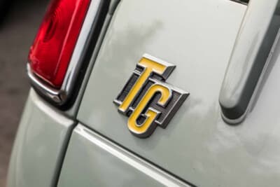 ホンダ N360 TG：リアに輝く最上級グレードを示す「TG」のエンブレム