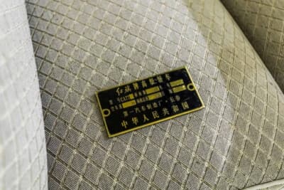 紅旗 CA770:シートに残るコーションプレート。型式CA770と第一汽車製造廠・長春、中華人民共和国の刻印が確認できる
