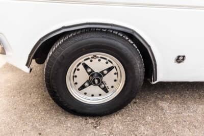 スズキ フロンテクーペ GX：オーバーフェンダーとJILBA R10アルミホイールを装着したリアまわりのアップ
