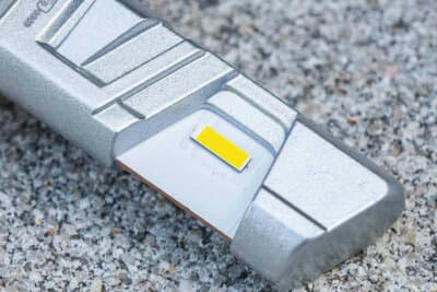 ヴァレンティ: LEDチップは高輝度のSMDタイプを採用している。ここから純白光を発散させるというワケだ