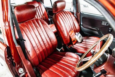 ダイハツ ミラジーノ：シートには赤いシートカバーを装着。車内のどこを見ても大好きな赤が視界に入る、徹底した色づかいだ