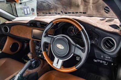 スバル BRZ:純正のステアリングにもタンレザーがあしらわれ、無類の高級感を演出する