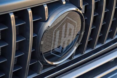 メルセデスAMG G63：グリル中央に据えられた、アーバンオリジナルのシールドバッジ