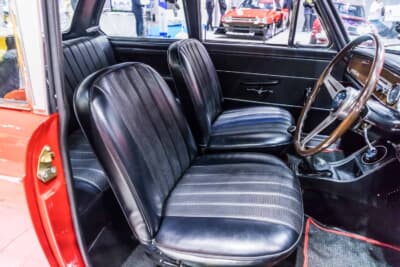 ダイハツ コンパーノ1000GT：黒いシートはオリジナルスタイルを維持。フロアシフトのMTでスポーティな走りを味わえる仕立てだ