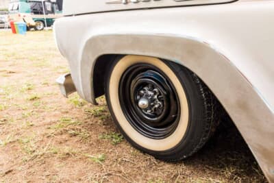 フォード F-100:ブラックのスチールホイールにホワイトリボンタイヤを組んだ前輪まわり