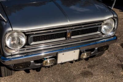 ホンダ ライフ CUSTOM:Hマークのグリルエンブレムと丸目2灯、補助ランプを備えたフロントマスク