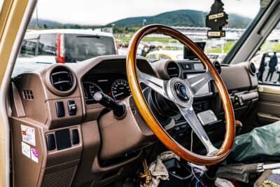トヨタ ランドクルーザー 70:ナルディ製ウッドステアリングが映える運転席まわり