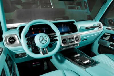 メルセデスAMG G63：インテリアもボディ同色で統一し、ステアリングやダッシュボード、ツインディスプレイまわりまで包み込む