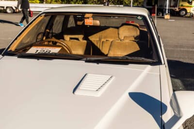 日産 レパード：ボンネット上のエアアウトレットをフロントガラス越しに捉えたディテールカット。L20ET型ターボ搭載車の証であり、初代レパードの機能美を示す部分である
