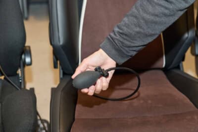 社外シートの選び方：ランバーサポート用（腰部サポート）は手動ポンプでそのフィット感をコントロールできるモデルもある。ぜひ座って確かめてほしい