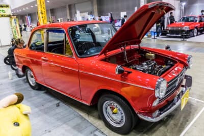 ダイハツ コンパーノ1000GT：ボンネットを開けて展示された深紅の車体。前オーナーが徹底レストアした珠玉の状態を間近で確認できる