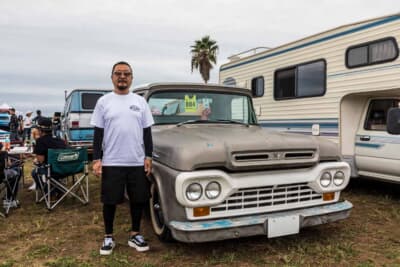 フォード F-100:愛車の前に立つオーナーの“やっさん