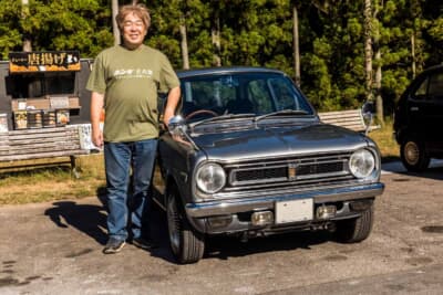 ホンダ ライフ CUSTOM:イベント会場でシルバーメタリックのライフに寄り添うオーナーの岩本さん
