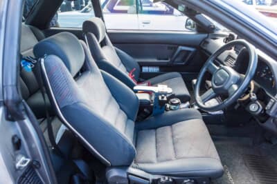 トヨタ コロナクーペ 2.0GT-R:さりげない模様が入った純正シート。センターコンソール付近にはオーディオを楽しむための特製マウントが設置されている