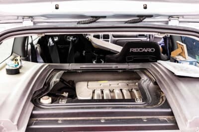 ルノー クリオV6：カバーを外すと姿を現す、最高出力230PSを発揮する3L V6エンジン。車内火災時もエンジン本体は無事だったため見事に復活を遂げた